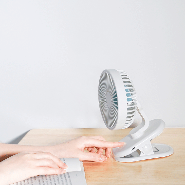  Clip de conception le plus récent sur le petit ventilateur rechargeable de bureau de refroidissement de poussette de bébé  